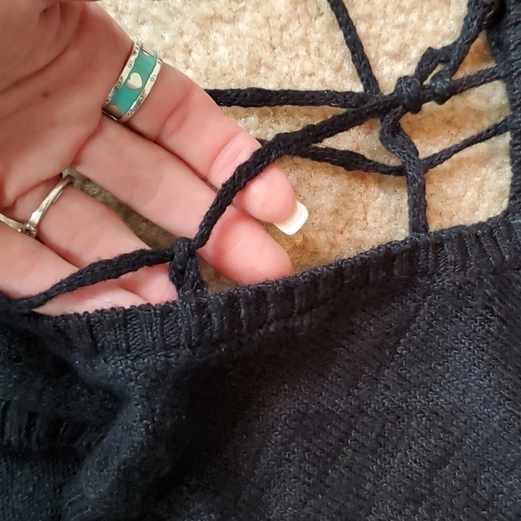 ROI Anthropologie Revolve Criss Cross Strappy Sleeveless V Neck Black Sweater - Picture 6 of 7